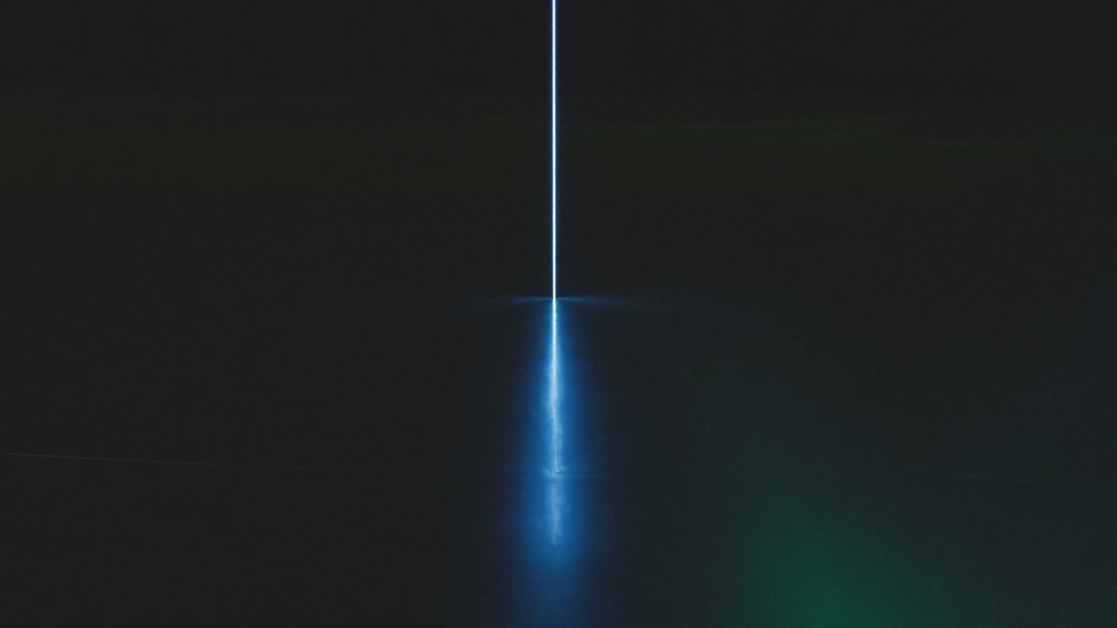 Una línea de luz azul reflejada en la oscuridad